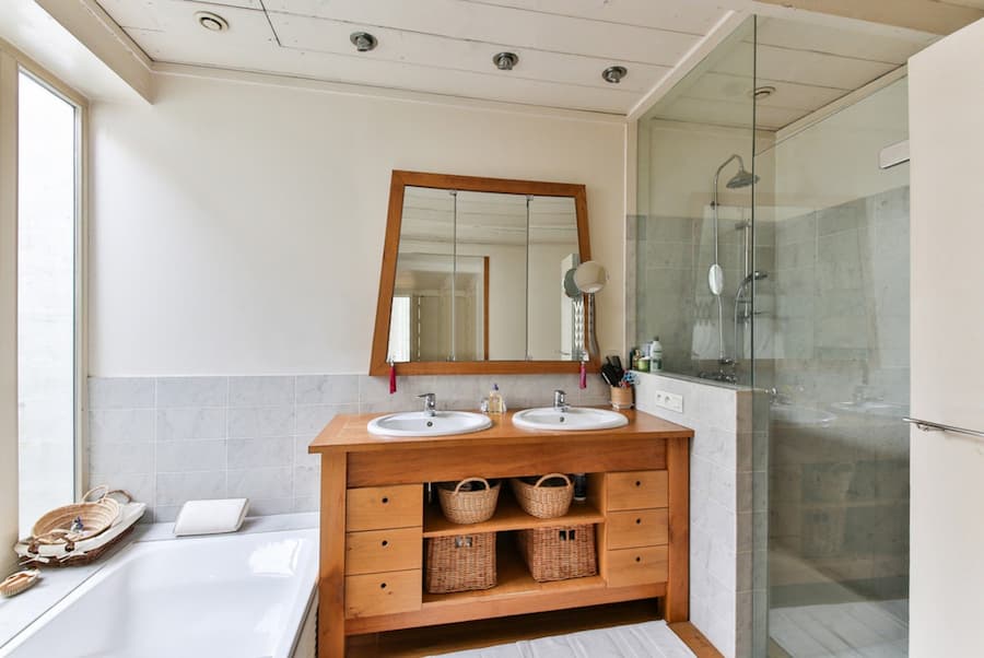 miroir bois dans salle de bain moderne