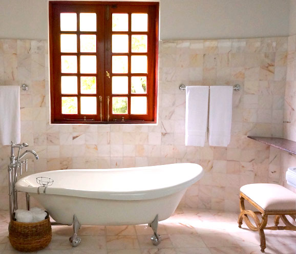Image fenêtre en bois salle de bain