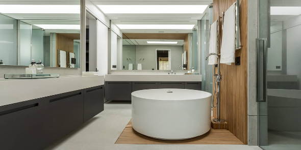 Salle de bain en travertin et en bois : la combinaison parfaite