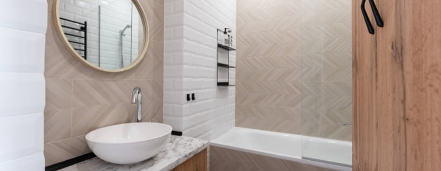Quel est l'avantage d'avoir un miroir de salle de bain en bois ?